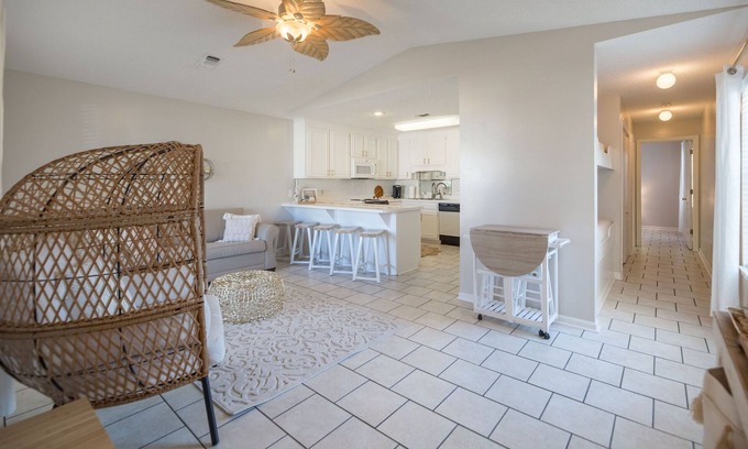 Summer Breeze Condo | Peaceful Gated Resort-4 Min Walk To Beach! Snowbirds Welcome!