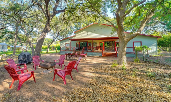 San Antonio Cabin | Peaceful Helotes Cabin: Fire Pit, 9 Mi to Old Town