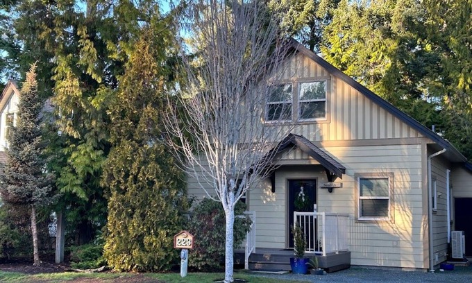 Regional District of Nanaimo Cabin | Peaceful, immaculate and fully equipped!