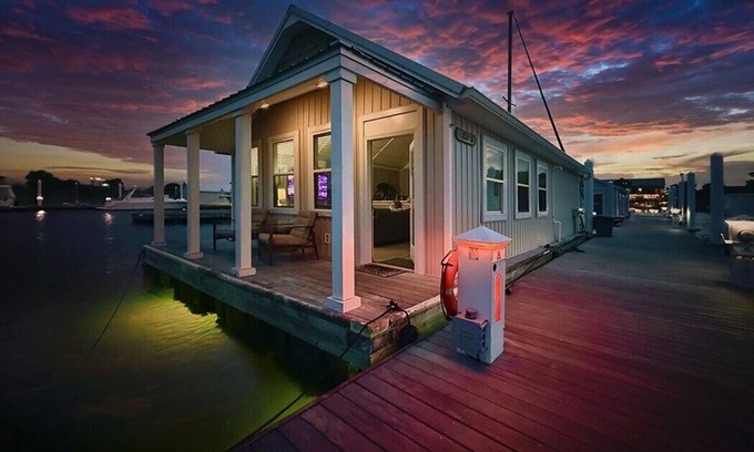Downtown Boat Rental | Peaceful! Inviting! Clean! Perfect! Heavenly floating getaway! Dock your boat!