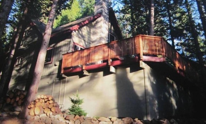 Long Barn Cabin | PEACEFUL MOUNTAIN GETAWAY, WIFI, SAT. T.V., NEAR PINECREST LAKE AND DODGE RIDGE