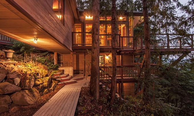 Salt Spring Island House | Peaceful oasis in the trees with Jacuzzi