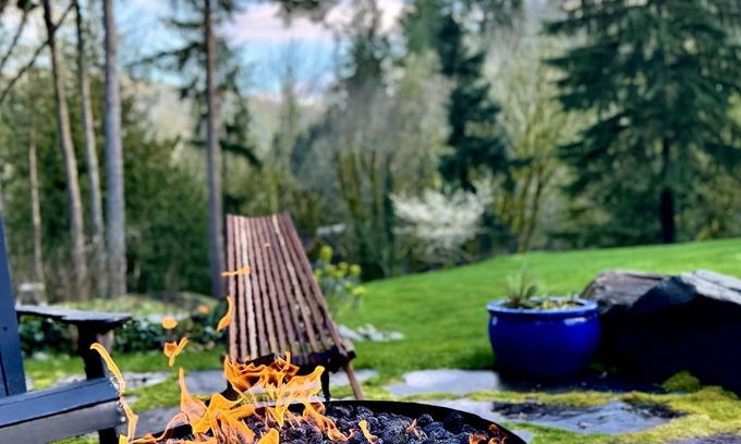 Squak Mountain House | Peaceful Oasis In The Woods. nPrivate deck and entrance.