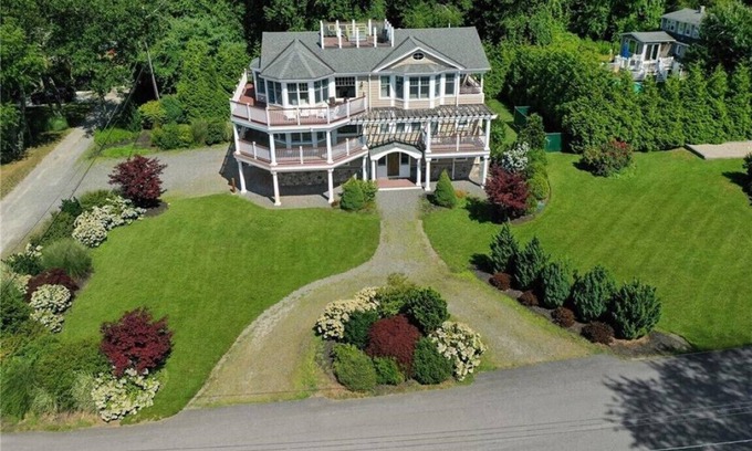 Jamestown Shores House | Peaceful Retreat with Beautiful Sunsets and Bay Views