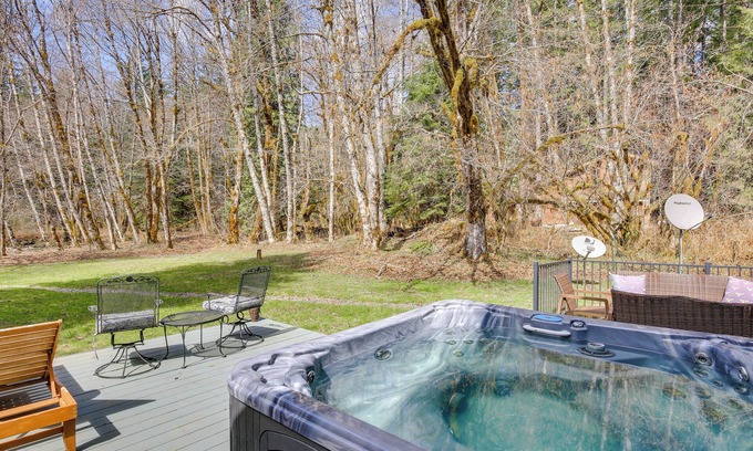 Rhododendron Cottage | Peaceful Rhododendron Cabin w/Fire Pit & Hot Tub!