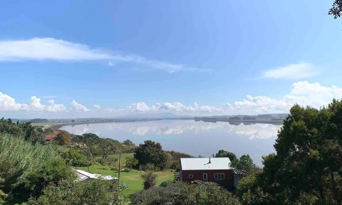 Te Kopuru House | Peaceful riverfront cottage in tiny northland town