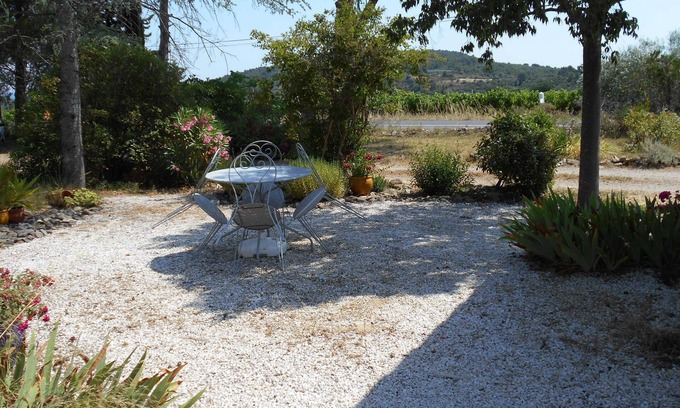 Bize-Minervois Cottage | Peaceful rural location surrounded by vines and olives - Artists haven.