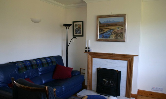 Prestwick Cottage | Peaceful Secluded Garden Cottage is near to beach, rail, bus and bustley town.