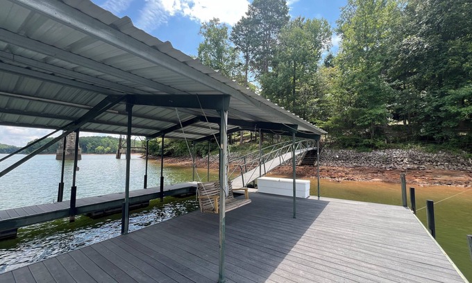 Anderson House | Peaceful waterfront lake living!