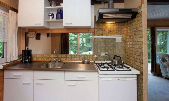 Dilsen-Stokkem Ski Chalet | Peacefully chalet in Lanklaar with garden