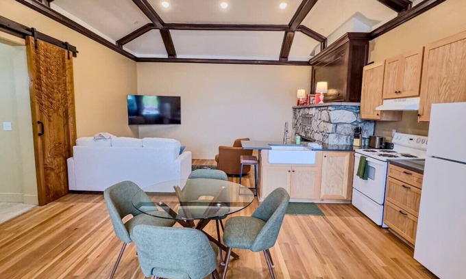 Medford Hotel | Peach Street Inn | Suite 2