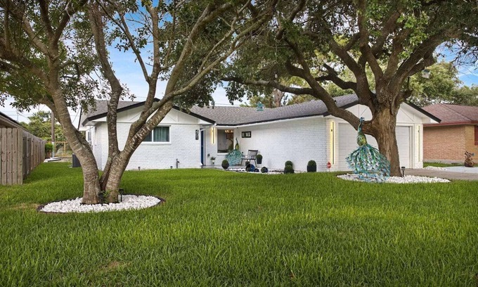Flour Bluff House | Peacock Bluff: A modern coastal 3BR/2BA retreat in Flour Bluff near the beach