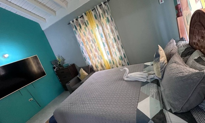Falmouth House | Pearle Casa- Relaxing, 24hrs Gated Secured Home.