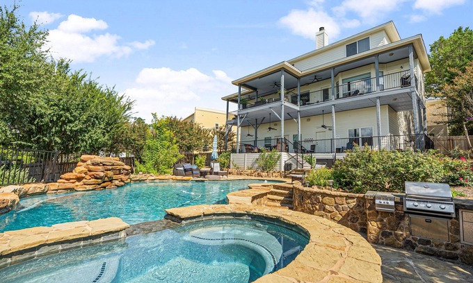 Point Venture House | Peckham Point 5 Bd Lake View Retreat w Heated Pool