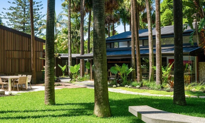 Bilgola Beach House | Pelangi by TCC