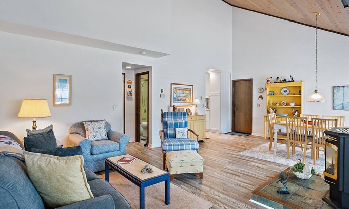 Park Hill House | Pelican Cottage Charming & Cozy Cambria beach home, 10 to15 walk Moonstone Beach