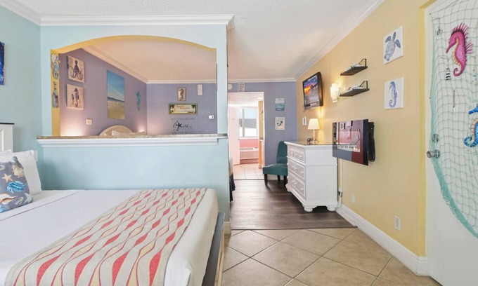 Clearwater Beach Condo | Pelican Pointe 414:Walk to Beach~Pool~Free Parking
