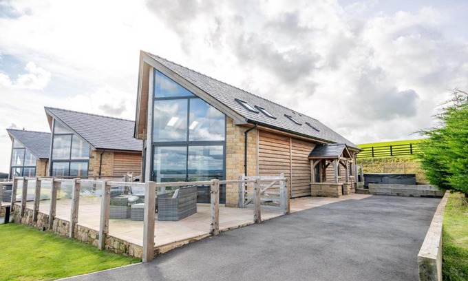 Higher Walton House | Pendle View Sleeps 8 with Hot Tub