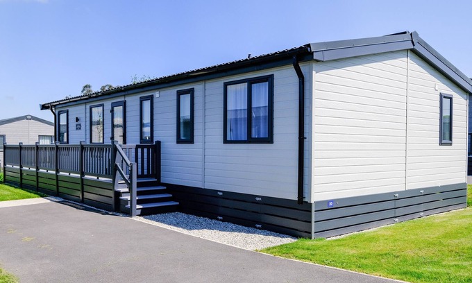Fowey Cabin | PENMARLAM LODGE RETREAT 10, pet friendly, with a garden in Bodinnick