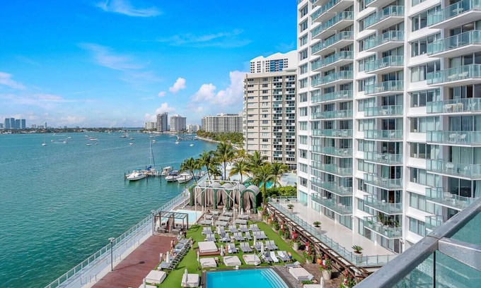 West Avenue Apartment | Penthouse 2 Bed 2 Bath Bay View with Balcony