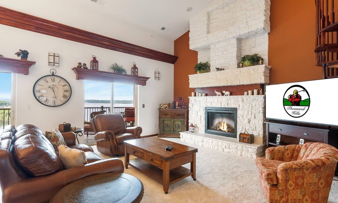 Table Rock Condo | Penthouse Condo with Stunning Lake View and Sunroom - The Majestic at Table Rock