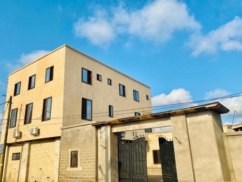 Ogbodjo Hotel | Peravic Lodge