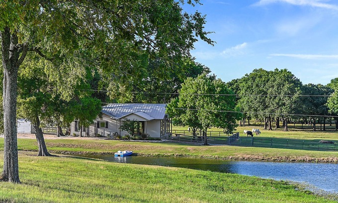 Navasota House | Perfect for Game Day, Family Get Aways and Fishing. 15-20 Minutes to Kyle Field!