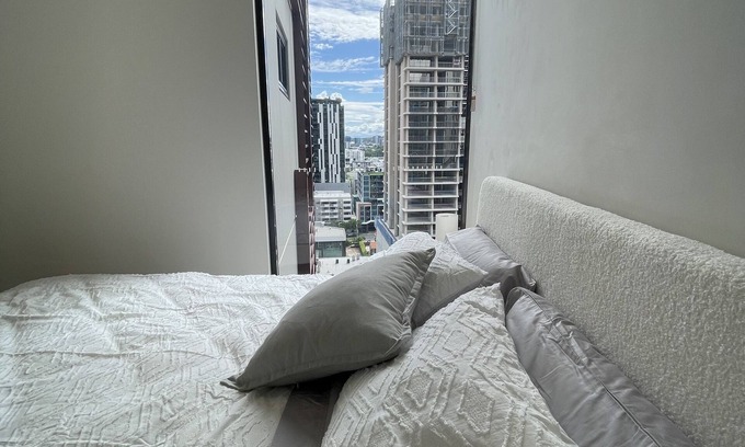 South Brisbane Apartment | Perfect location! Free CBD parking!