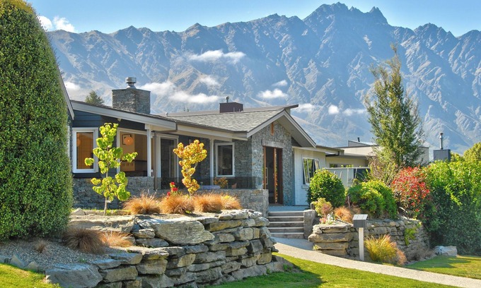 Frankton House | Perfect Location. Cute as holiday home in the heart of old Frankton.