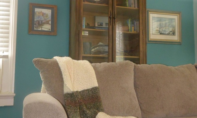 Lower Garden District Apartment | PERFECT LOCATION! GREAT MONTHLY RATES. Off Street Parking.