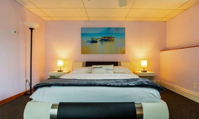 Westwood Apartment | Perfectly Located & Comfy Suite - Fall's Best !