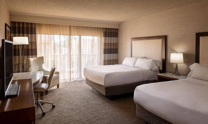Downtown Resort | Pet Friendly 2 Queen Stay! Sunset Views, Relaxing Pool | Steps from Golf Course!