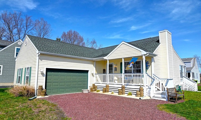 Clearwater House | Pet Friendly 3 bed/2 bath home in the Clearwater Community! Pool, Tennis, Beach Town, WIFI, Pets Allowed!