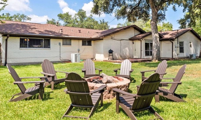 College Station Apartment | Pet-Friendly Aggie Village – Fire Pit, Games & walk to Texas A&M