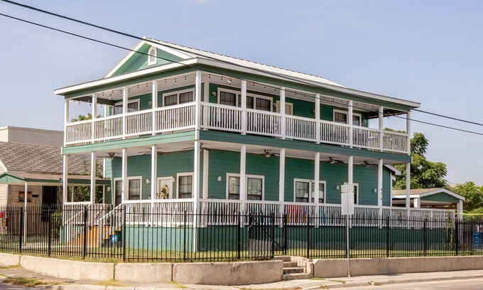 Near East Side House | Pet-Friendly Alamodome Home /5 Minutes to RiverWalk; AT&T; Historic Pearl; Zoo
