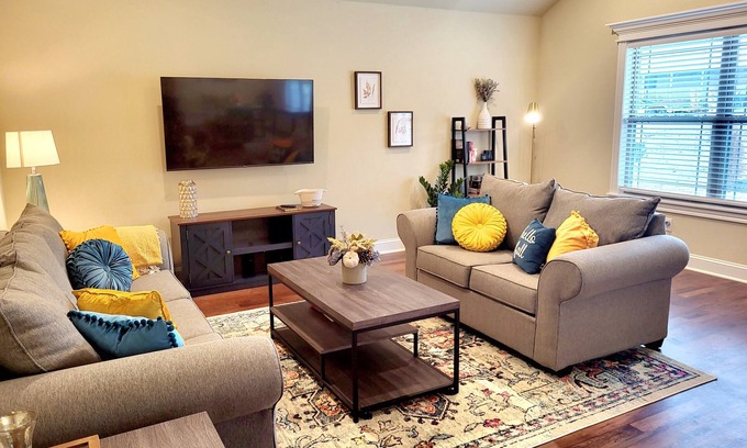 Holiday Island House | Pet Friendly Bungalow close to Eureka Springs!