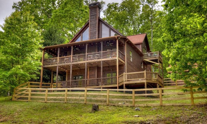 Morganton House | Pet Friendly Cabin with Hot Tub in North GA Mnts