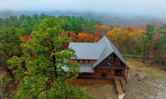 Broken Bow Cabin | Pet Friendly-Glory Heights-Luxury Cabin in Broken Bow-Mountain Views! Sleeps 18