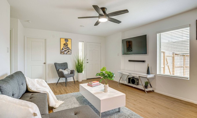 New Caney House | Pet-Friendly Home ~ 4 Mi to Big Rivers Water Park!