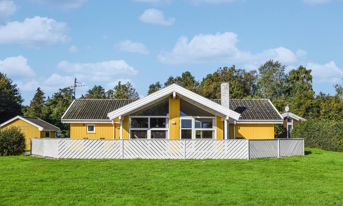 Østerskov House | Pet friendly home in Humble with WiFi