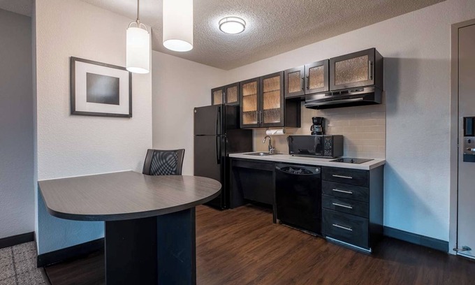 Park Central Hotel | Pet-friendly Property, Unit with Full Kitchen, Also Comes with Free Parking!