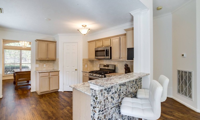 Spring Cottage | Pet-friendly Spring Home - 4 Mi to Six Flags!