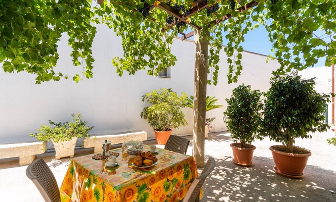 Cannole Apartment | Pet-Friendly Studio Apartment Domus Cristina - Tredomus with Shared Garden