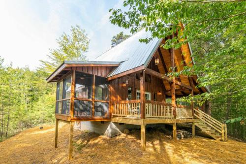 Pine Ridge House | Pet-Friendly Tiny Cabin - Pine Point