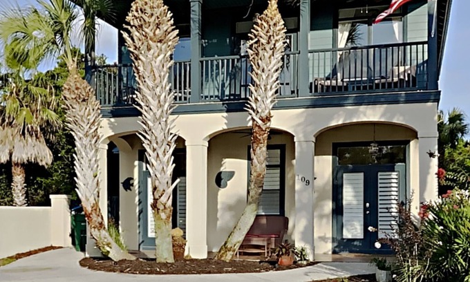 Summer Breeze House | PET FRIENDLY! PRIVATE HOT TUB! Up to 13 Guests! Minutes to Pier Park and 30A!