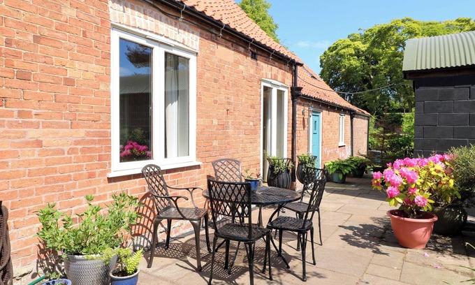 Kneesall Cottage | PETAL COTTAGE, with a garden in Tuxford