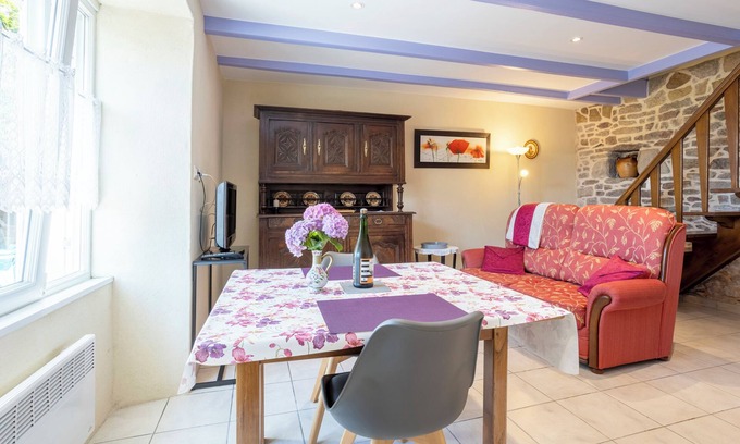 Mahalon House | Petite house 'Glycine, Kerantum' with shared garden and Wi-Fi