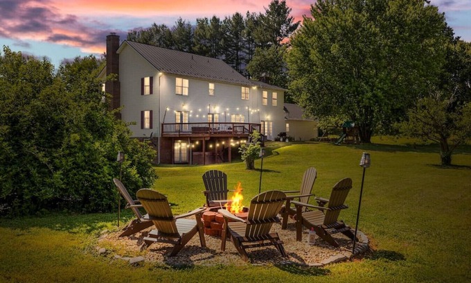 Lakeview House | Pets? YES! Hot Tub ★ Gym ★ Firepit ★ Game Room ★ Path to Winery