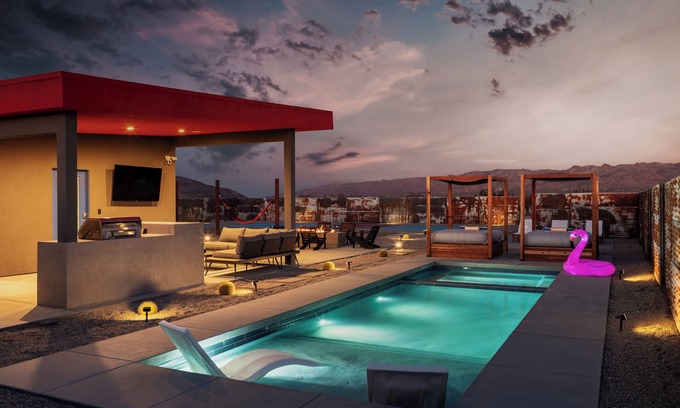 Joshua Tree House | Pickleball Court - Heated SaltPool - EV Charger - Fire pit - Daybed in JT