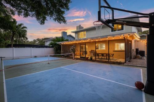Seminole House | Pickleball~ Pool~ Game Room~ 5 min to Beach